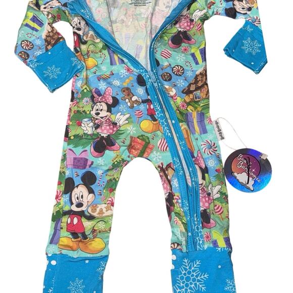 NWT Mickey & Minnie Christmas Bamboo Zip Onesie Disney 6-12 Months Grippy Feet - Picture 8 of 14